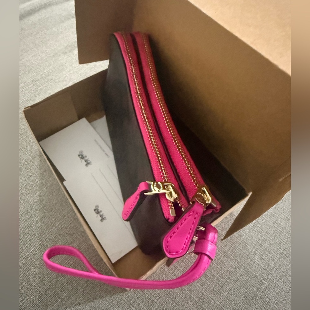 NEW COACH DOUBLE CORNER ZIP WRISTLET IN SIGNATURE
CANVAS. - Picture 5 of 8